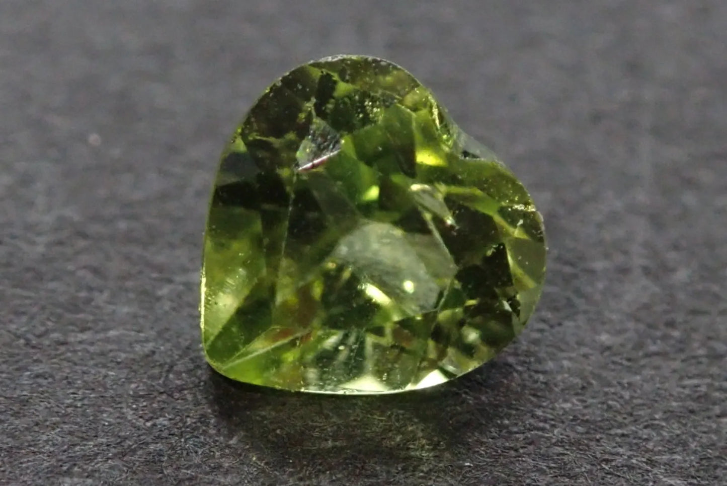 天然ペリドット ルース 0.49ct 約5mm×4mm