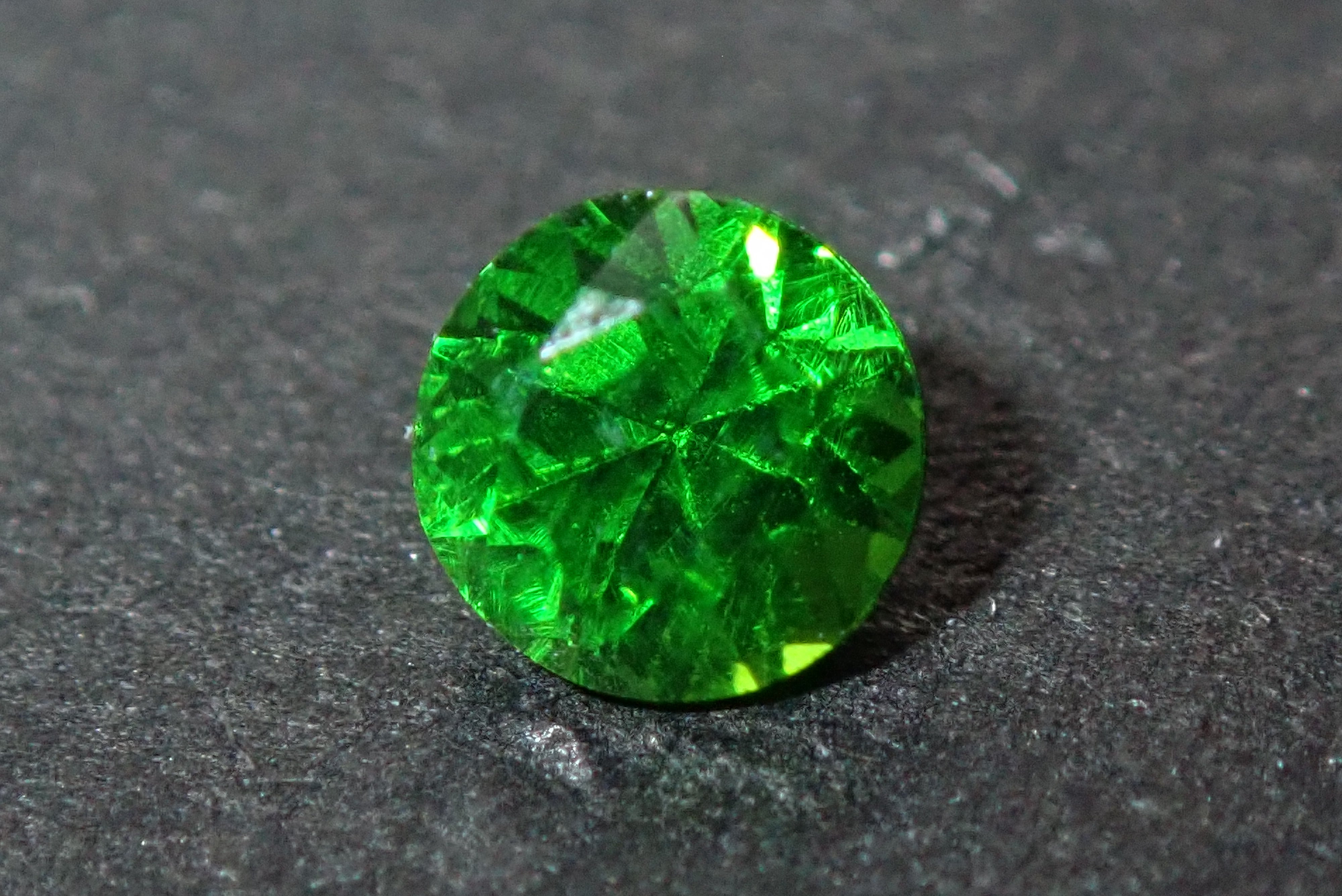 ロシア産デマンドイドガーネット 0.184ct – Shis Color