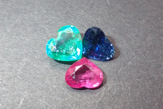 三心姐妹（红宝石 0.565 克拉、蓝宝石 0.697 克拉、祖母绿 0.695 克拉）