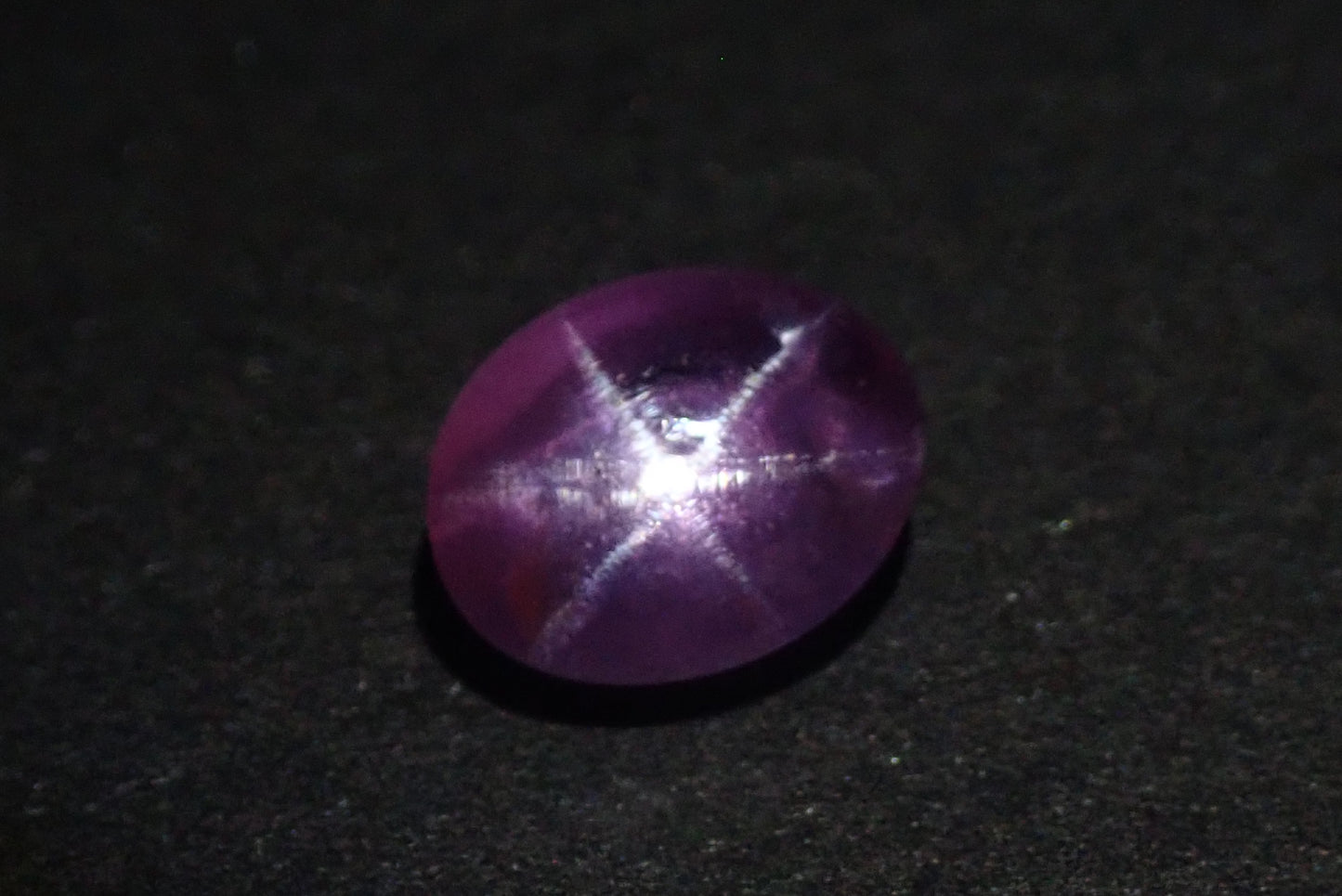 紫色星光蓝宝石 2.300 克拉