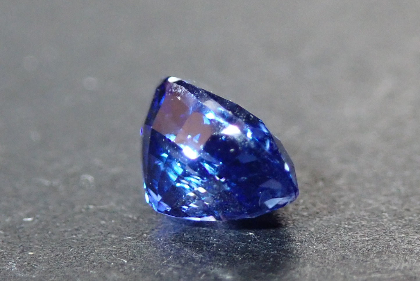蓝色蓝宝石 0.651 克拉