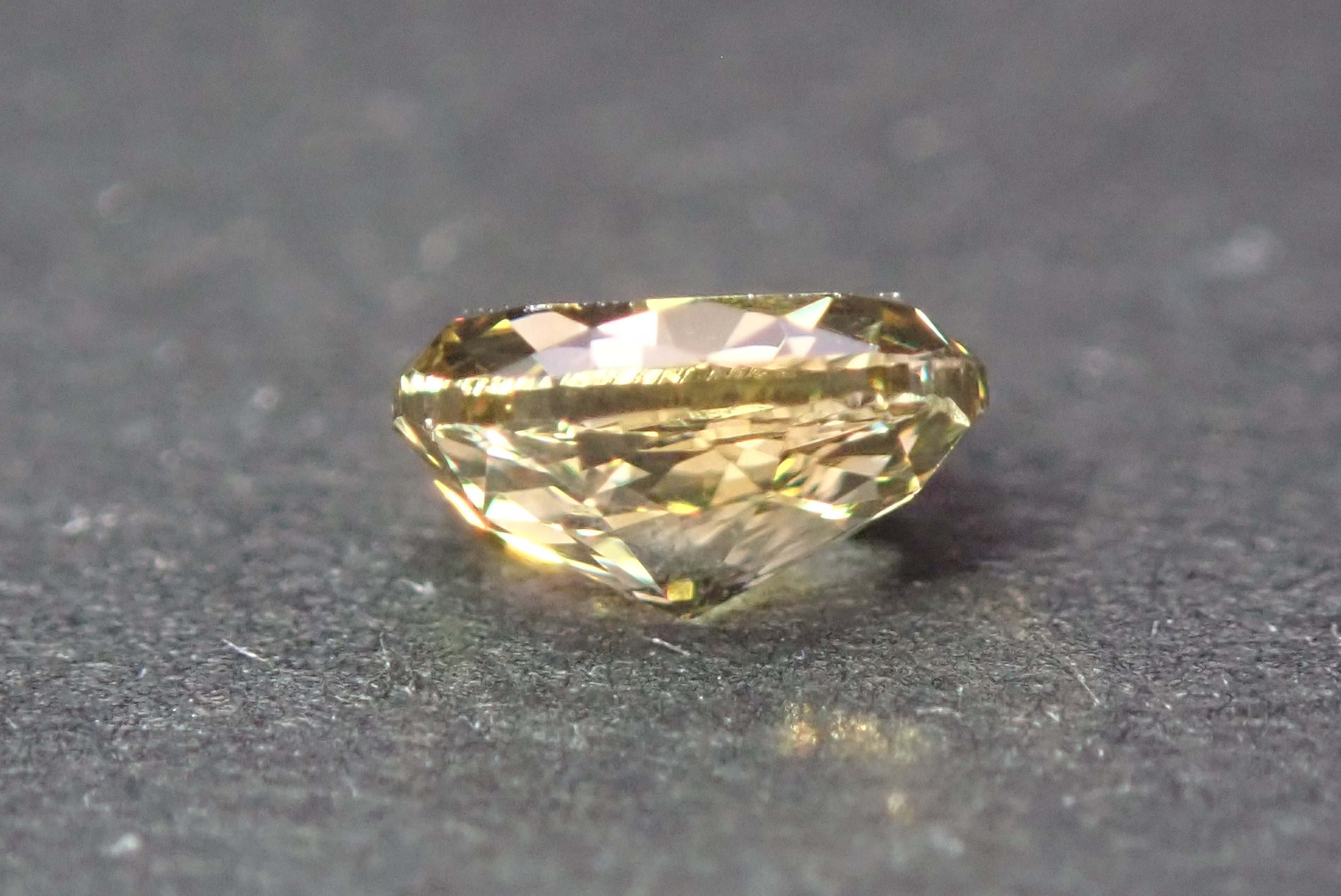 蛍光天然ライトブラウンダイヤモンド 0.359ct