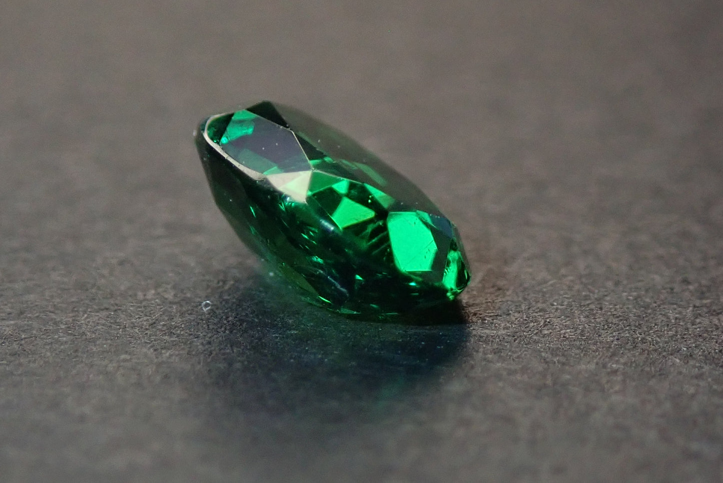 绿色钙铝榴石（沙弗莱石）0.823 克拉