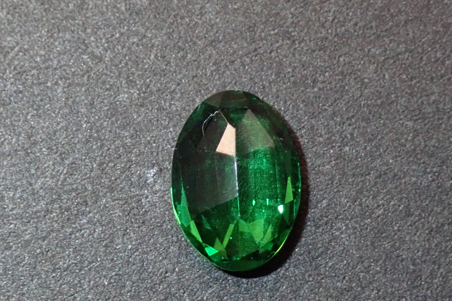 绿色钙铝榴石（沙弗莱石）0.823 克拉