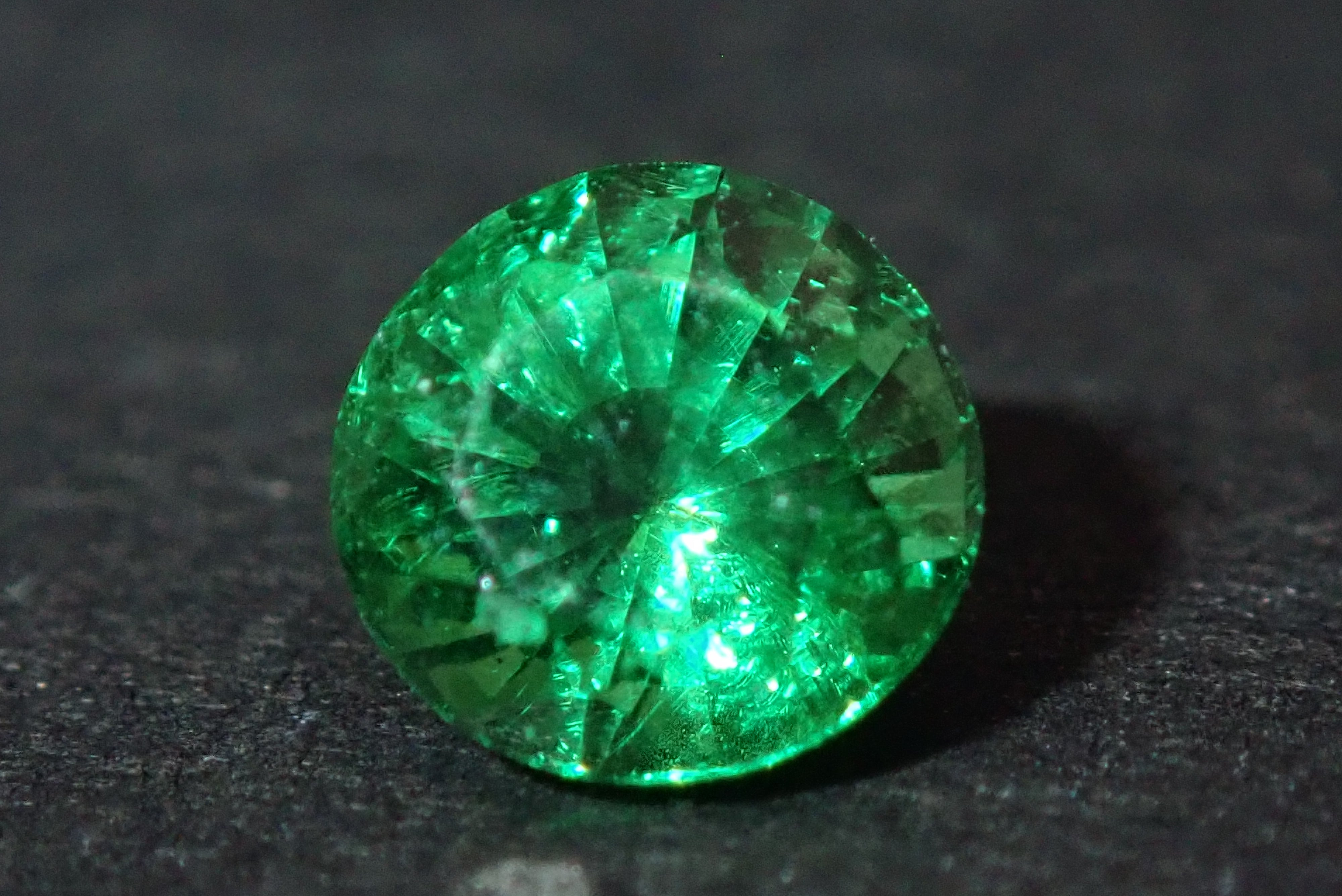 グリーングロッシュラーガーネット 0.371ct – Shis Color